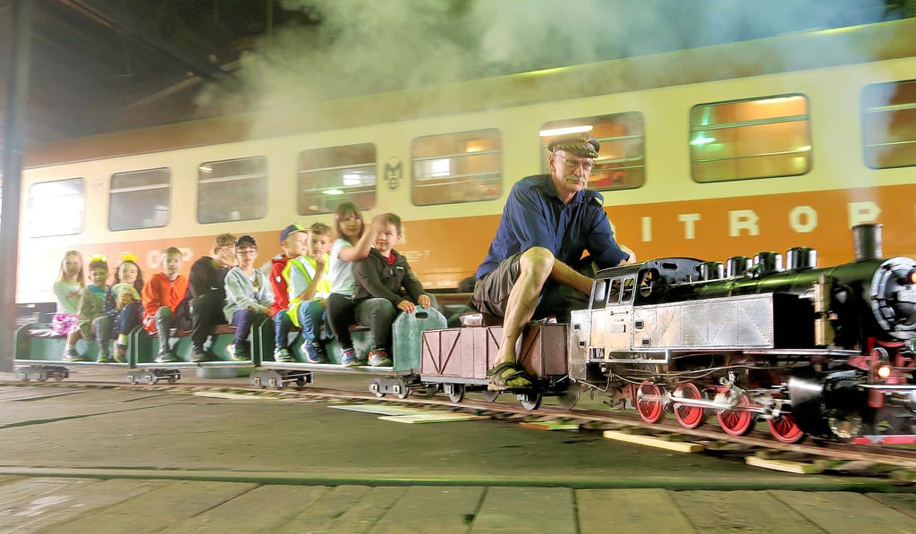 Drinnen statt draußen fuhr am Kindertag die Bahn mit Hobbyeisenbahner Thoralf Strempel (rechts) für die Kinder in Staßfurt