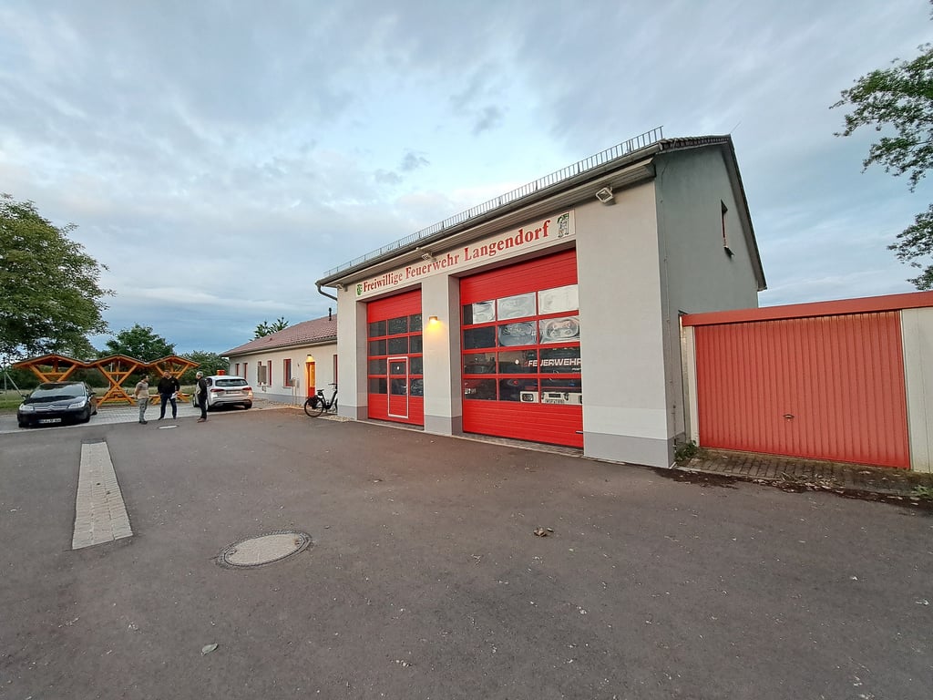Der Vorplatz vor dem Gerätehaus wird in Langendorf wird nachts offenbar als Übungsgelände von Quad-Fahrern genutzt.