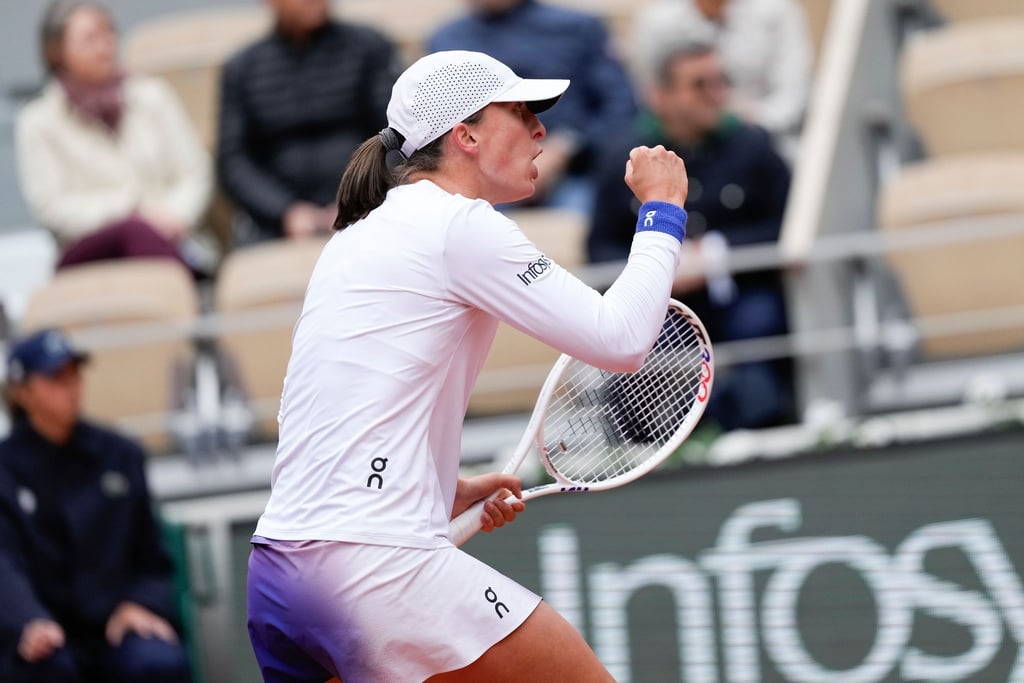 Iga Swiatek ist bei den French Open souverän in die nächste Runde eingezogen.