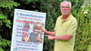 Uwe Göhler mit dem Plakat für den mittlerweile 9. Benefizflohmarkt zugunsten afrikanischer Kinder, der demnächst in Ilsenburg stattfinden soll. 