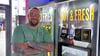 Maximilian Muhl betreibt seit einem Jahr das „Walk Inn 24“ am Hauptbahnhof in Stendal. Besuchermagnet ist der Pommes-Automat. 