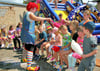 Clown Luna treibt mit den Kindern in Latdorf  seine Späße.