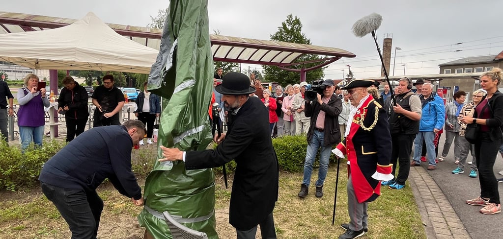 Die historische Laterne wird enthüllt. Mit dabei waren gut 80 Zuschauer sowie der Vereinsvorsitende Frank Dreihaupt als Preußenkönig Friedrich Wilhelm IV.