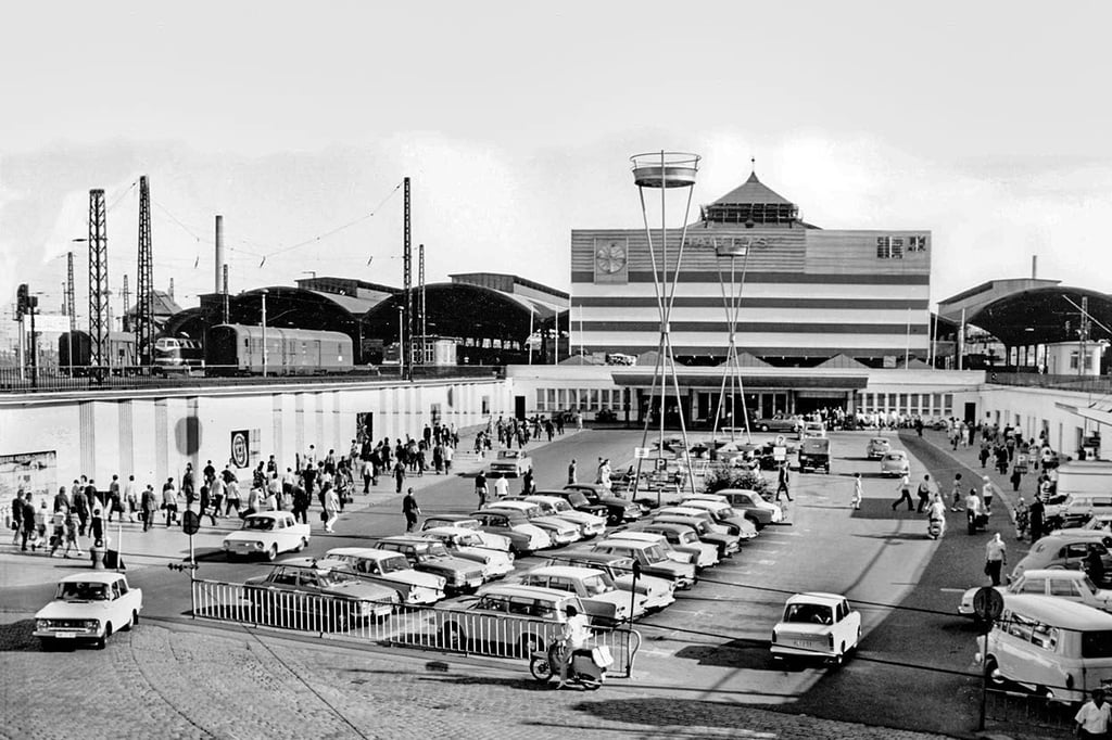 Zeitgeschmack: In den 60er Jahren ist die Bahnhofsfassade mit Aluminium verkleidet worden. 1984 wurde der Vorbau wieder entfernt.