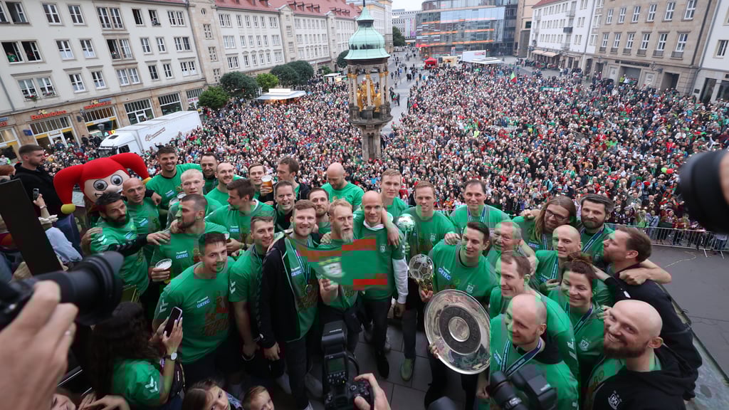 Rund 3.000 Fans feierten mit dem SC Magdeburg die Meisterschaft auf dem Alten Markt.