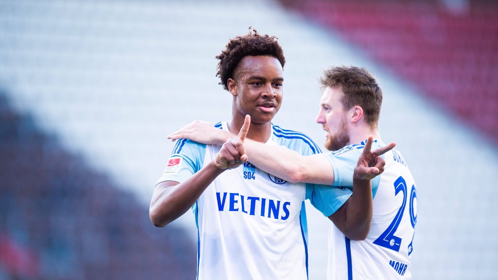 Assan Ouedraogo (l.) nach einem Tor für Schalke 04.