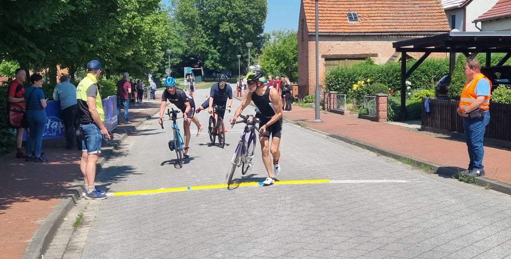 Radfahren war am Sonnabend eine von drei Diszipinen beim Triathlon in Havelberg.