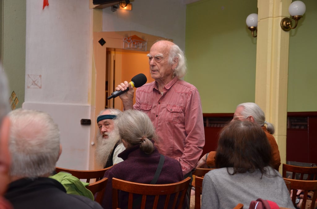 Christfried Lenz (stehend) von der Bürgerinitiative (BI) Saubere Umwelt und Energie Altmark spricht am 31. Mai 2024 im Salzwedeler Odeon über die Giftschlammgrube Brüchau und die Notwendigkeit, diese auszukoffern.