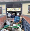 Schon im vergangenen Jahr stand ein Container vor dem Loburger Burgtor. Damals landete ein Teil der Dekoration im Müll.