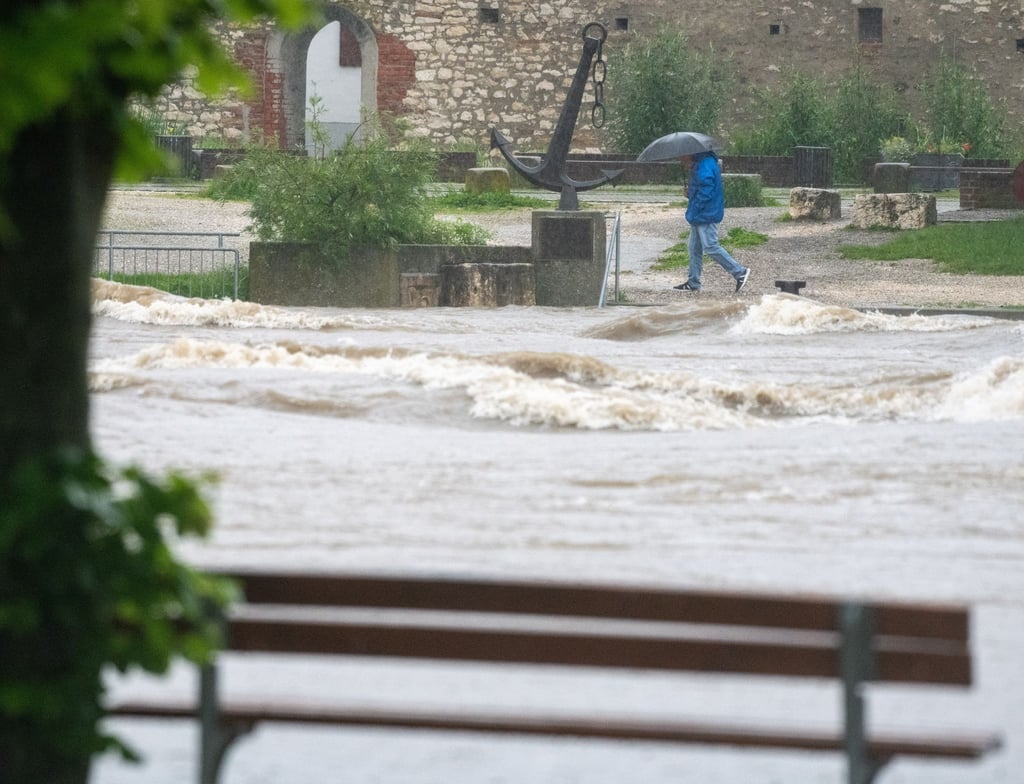 In Lauingen ist die Donau über das Ufer getreten.