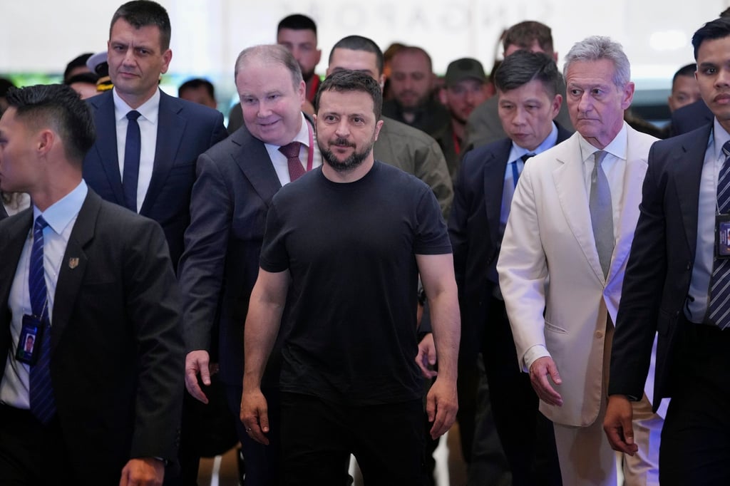 Die Reise Selenskyjs (M) dient vor allem der Mobilisierung von Unterstützung im südostasiatischen Raum für die Ukraine.