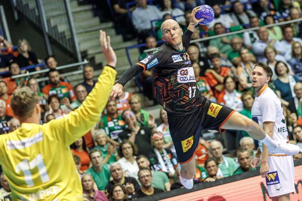 Magdeburgs Tim Hornke (r) wirft den Ball auf das Tor von Torhüter Till Klimpke von HSG Wetzlar.