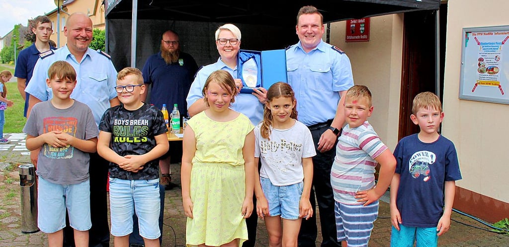 Stadtjugendfeuerwehrwart Philipp Koch überreichte den Nedlitzern einen Pokal zur Gründung der Kinderfeuerwehr.