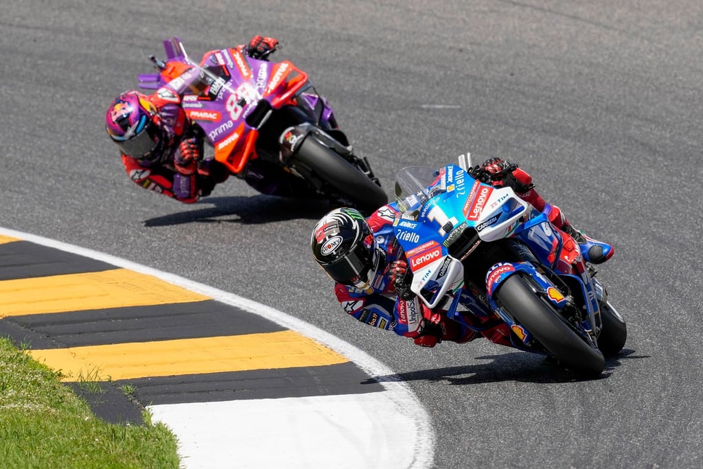 Jorge Martin (l.) kämpft vergeblich: Einmal mehr gewinnt Francesco Bagnaia (r.).
