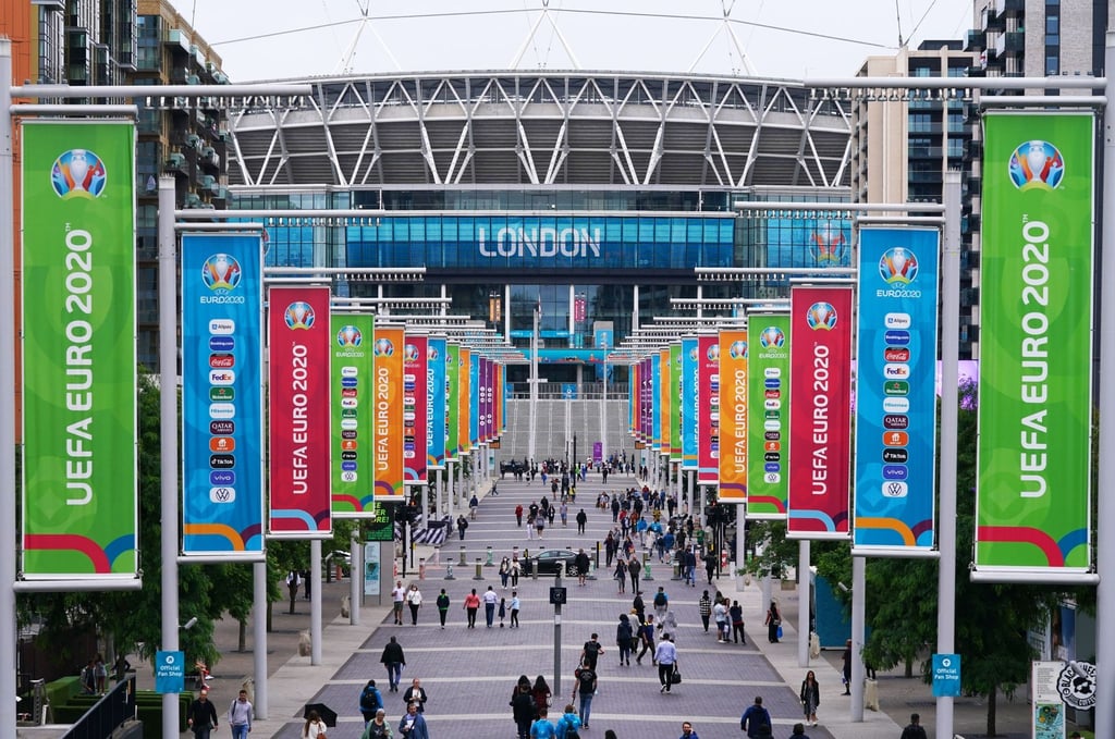Ein Blick auf den Olympic Way, besser bekannt als Wembley Way, vor dem Wembley-Stadion, in dem das EM-Finale ausgetragen wird.