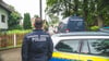 Polizeibeamte in der Nähe des Tatorts in Tirpersdorf.