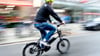 Ein Radfahrer fährt mit einem E-Bike auf einer Fahrradstraße.