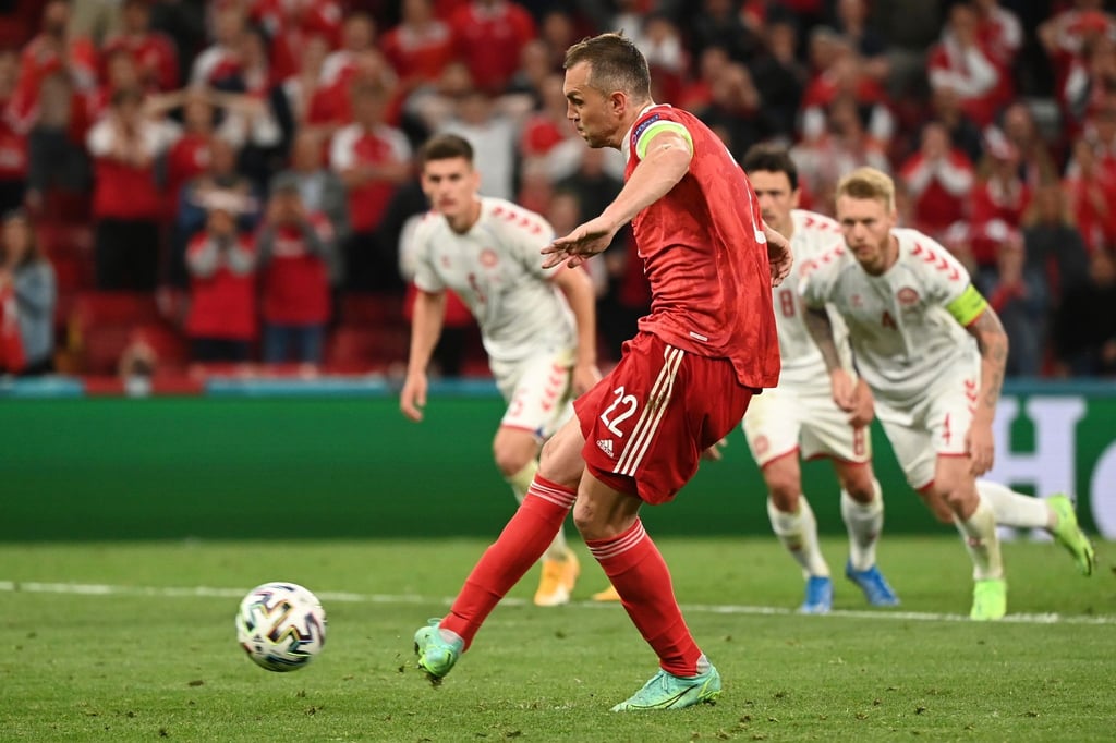 Russlands Artjom Dsjuba erzielt das Tor zum 1:2 per Elfmeter.