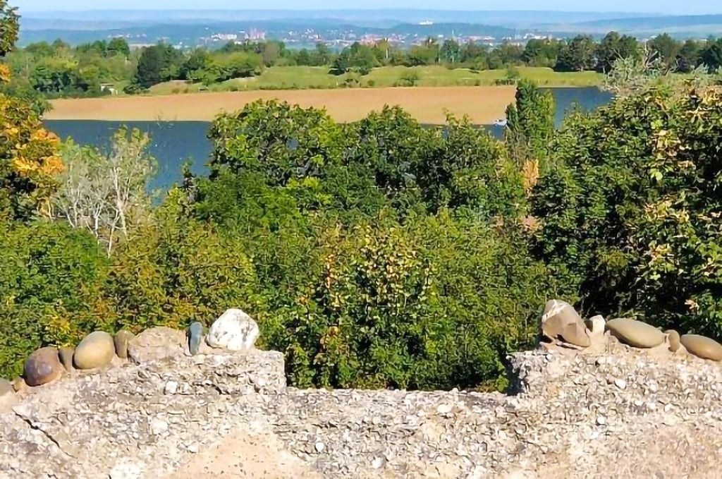 Die Computersimulation zeigt den Blick von der Terrasse der Roseburg auf die Landschaft mit der Photovoltaikanlage.