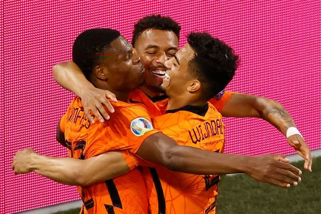 Denzel Dumfries (l) von den Niederlanden feiert mit seinen Teamkollegen das zweite Tor seiner Mannschaft.