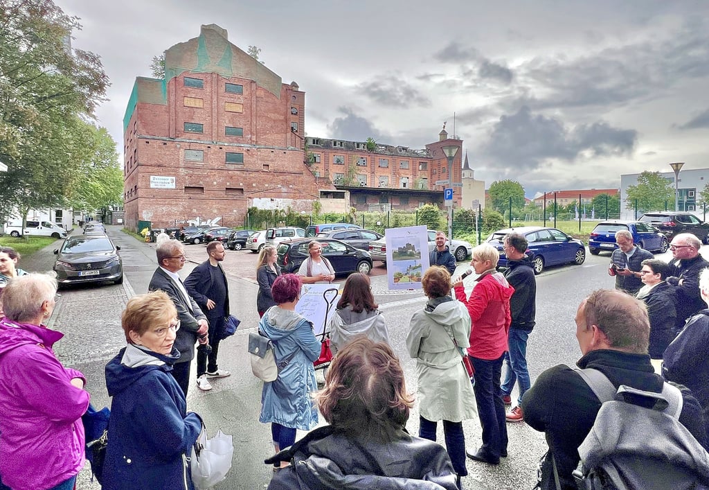 Buga-Spaziergang mit Halt an der Schadebrauerei. Etwa 30 Dessau-Roßlauer waren der Einladung der Stadt gefolgt.