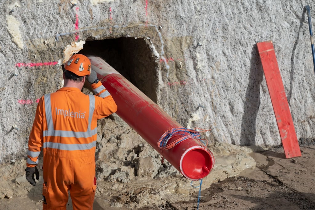 Ein Leerrohr der geplanten Stromautobahn Suedlink ragt vor dem Umspannwerk Großgartach aus einem kleinen Tunnel.