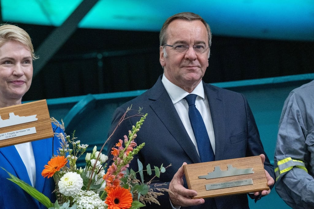 Boris Pistorius (SPD), Bundesverteidigungsminister, hält bei der Kiellegung der Fregatte F126 "Niedersachsen" auf dem Werftgelände der zur Lürssen-Werftengruppe gehörenden Peene-Werft eine Erinnerungsplakette in der Hand.