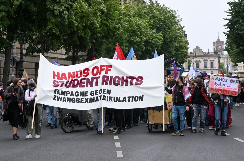 Pro-Palästinensische Studierende der Humboldt-Uni demonstrieren gegen eine Verschärfung des Hochschulgesetzes.