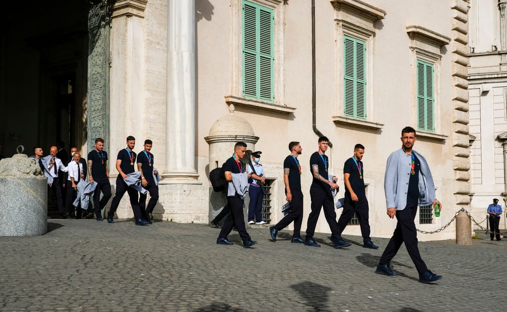 Die Spieler der italienischen Fußballnationalmannschaft verlassen den Quirinalspalast.