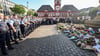 Polizistinnen und Polizisten gedenken bei der Kundgebung „Mannheim hält zusammen“ ihres getöteten Kollegen.