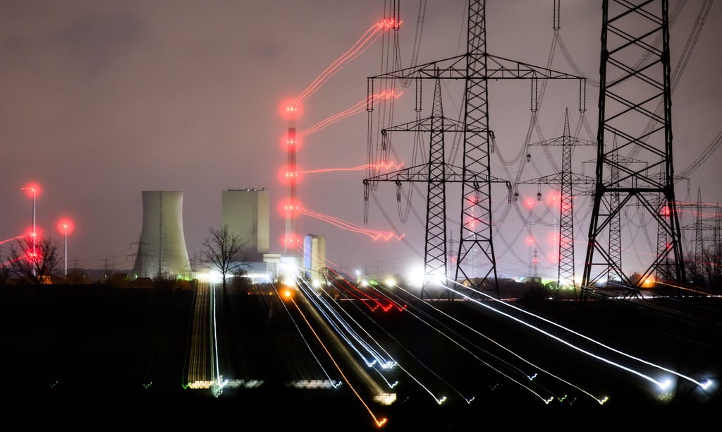 Rote Lampen leuchten rund um das Kohlekraftwerk Mehrum (Aufnahme mit langer Verschlusszeit und Zoom-Effekt).