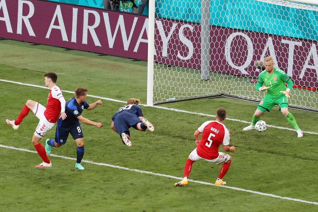 Der Finne Joel Pohjanpalo (M.) traf per Kopfball.
