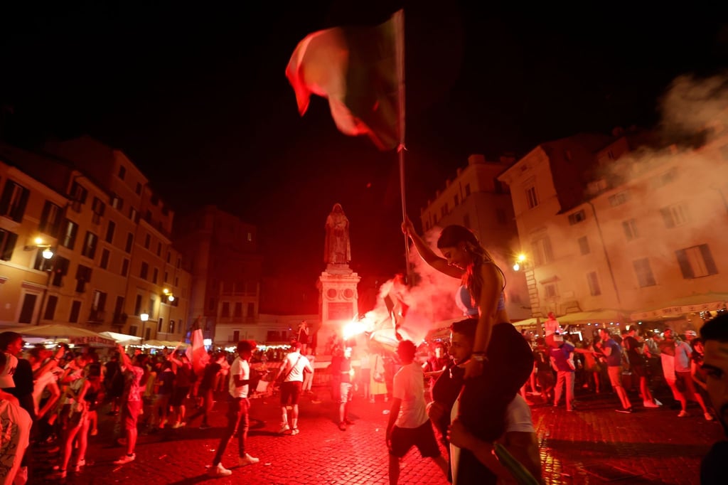 Italiens Fans feiern in Rom.