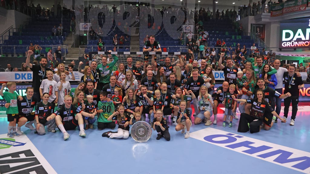 Erinnerungsfoto für die Ewigkeit: Die SCM-Profis feiern in der Getec-Arena mit ihren Familien und der Meisterschale.