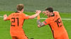 Gefeierte Niederländer beim Sieg gegen die Ukraine: Wout Weghorst (r).