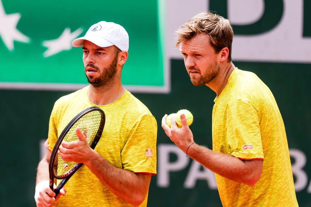 Sind in Paris im Achtelfinale ausgeschieden: Kevin Krawietz (r) und Tim Pütz.