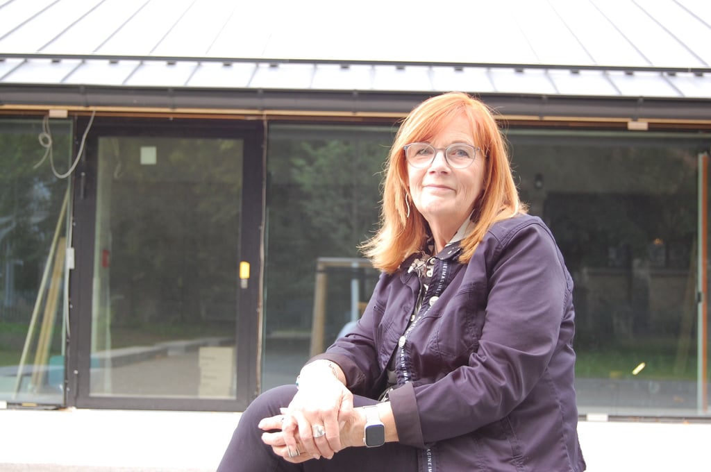 Monika Trettner vor der Baustelle des neuen Museums „Lützen 1632“. Auch das will ihr Museumsverein zukünftig unterstützen.