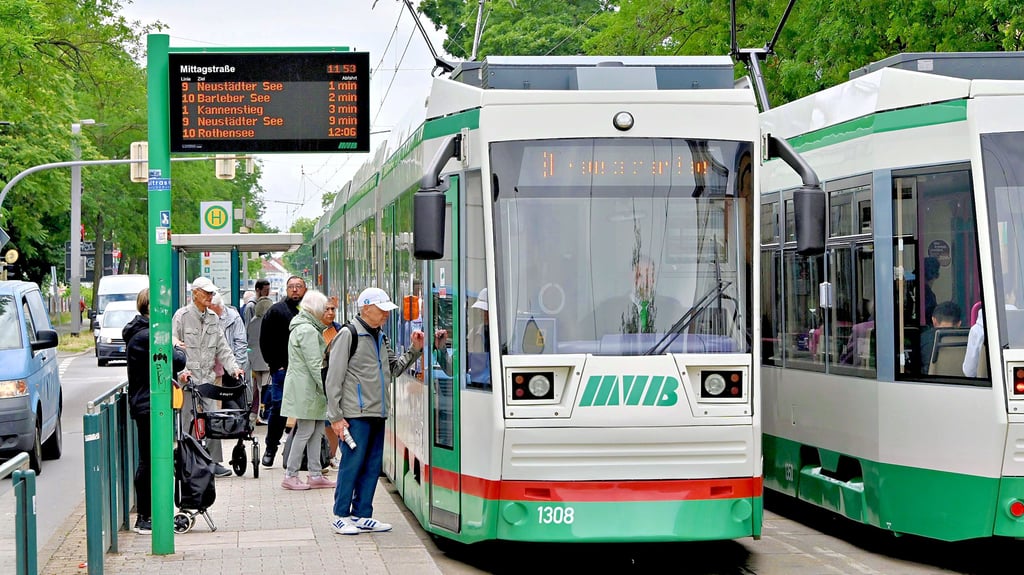 Die Monitore mit den Fahrplananzeigen an zahlreichen Haltestellen der MVB sind oft defekt oder zeigen falsch an. Hier ein Bild an der Haltestelle Mittagstraße in Magdeburg. 