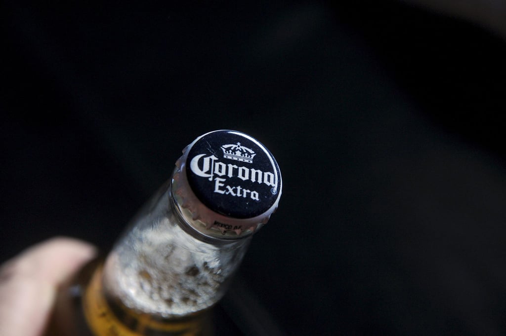 Der weltgrößte Bierkonzern AB Inbev lässt seine Biermarke Corona Extra jetzt auch in Deutschland brauen.