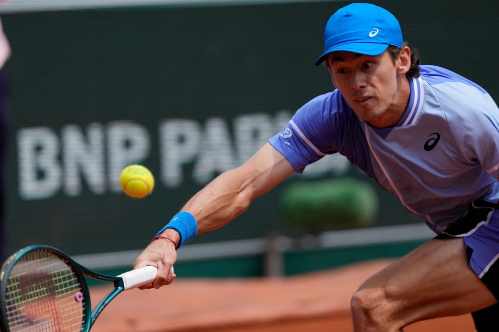 Alex De Minaur setzte sich in vier Sätzen gegen Daniil Medwedew durch.