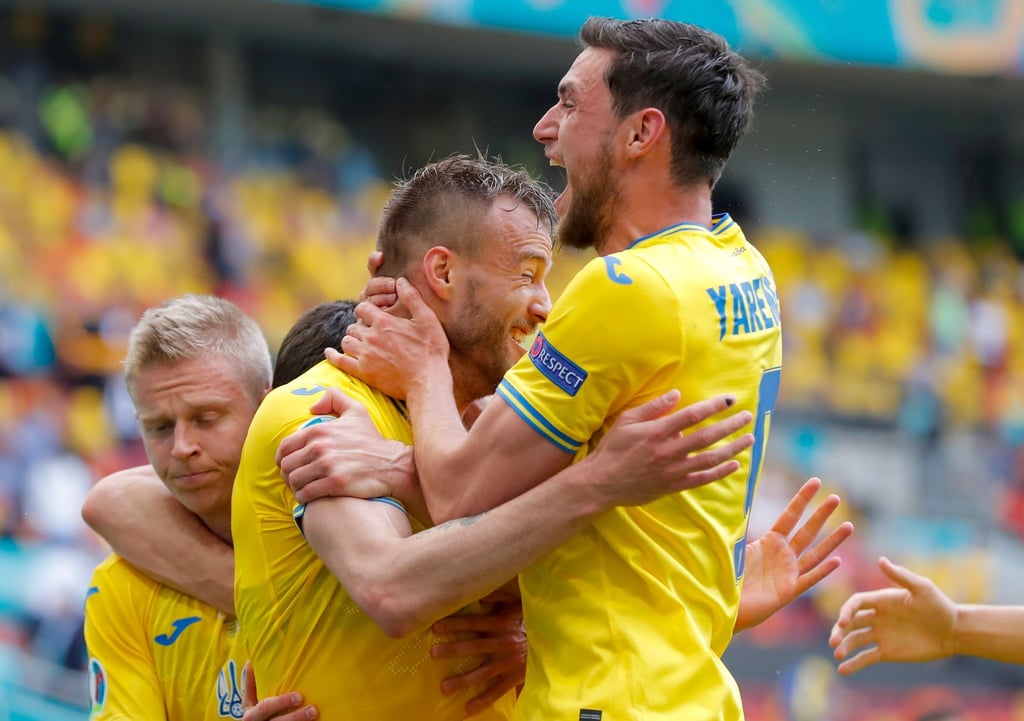 Gefeierter Mann: Andrej Jarmolenko wird von seinen Teamkollegen beglückwünscht.