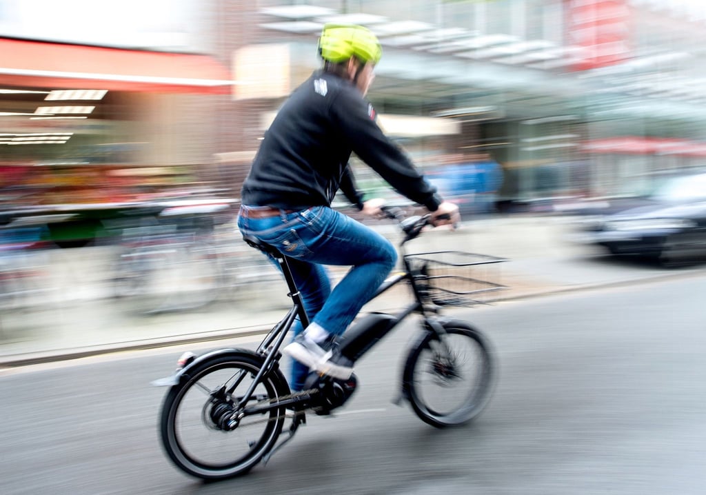 Ein Radfahrer fährt mit einem E-Bike auf einer Fahrradstraße.