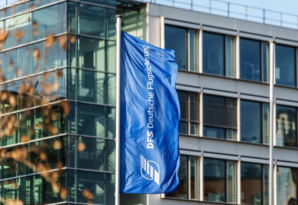 Die Deutsche Flugsicherung GmbH (DFS) mit Sitz im hessischen Langen ist für die Flugverkehrskontrolle in Deutschland zuständig.