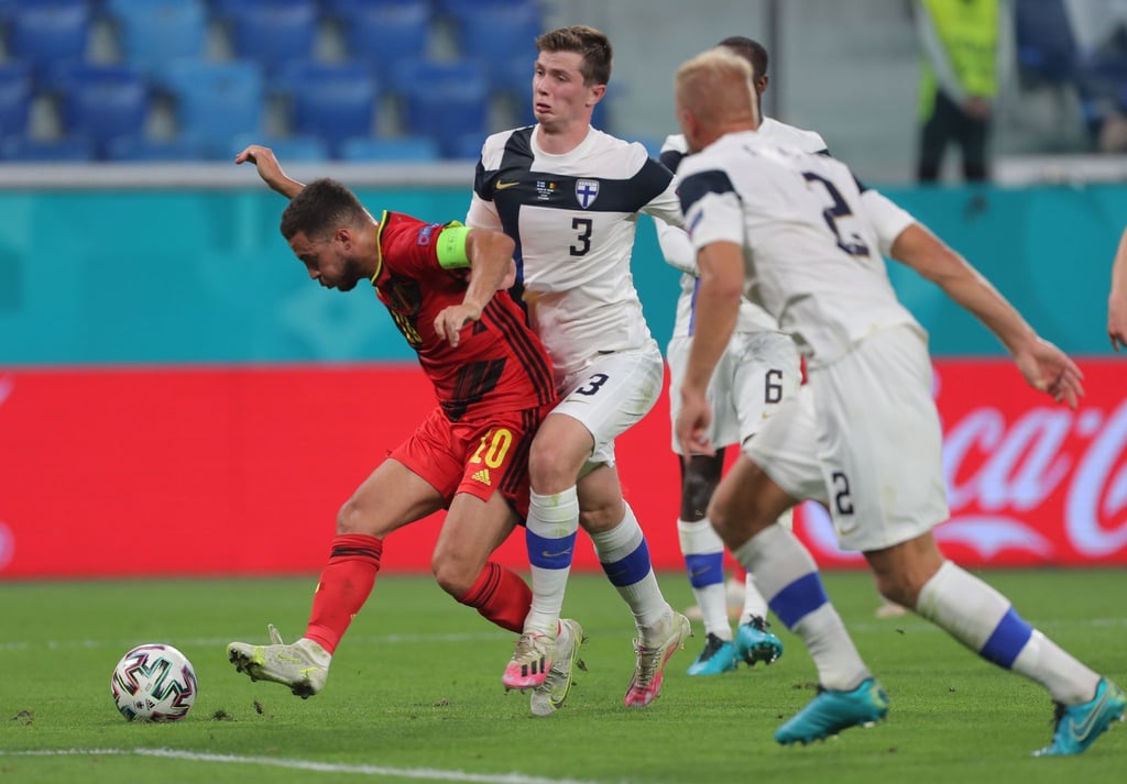 Der Belgier Eden Hazard (l) feierte gegen Finnland sein Startelf-Comeback.