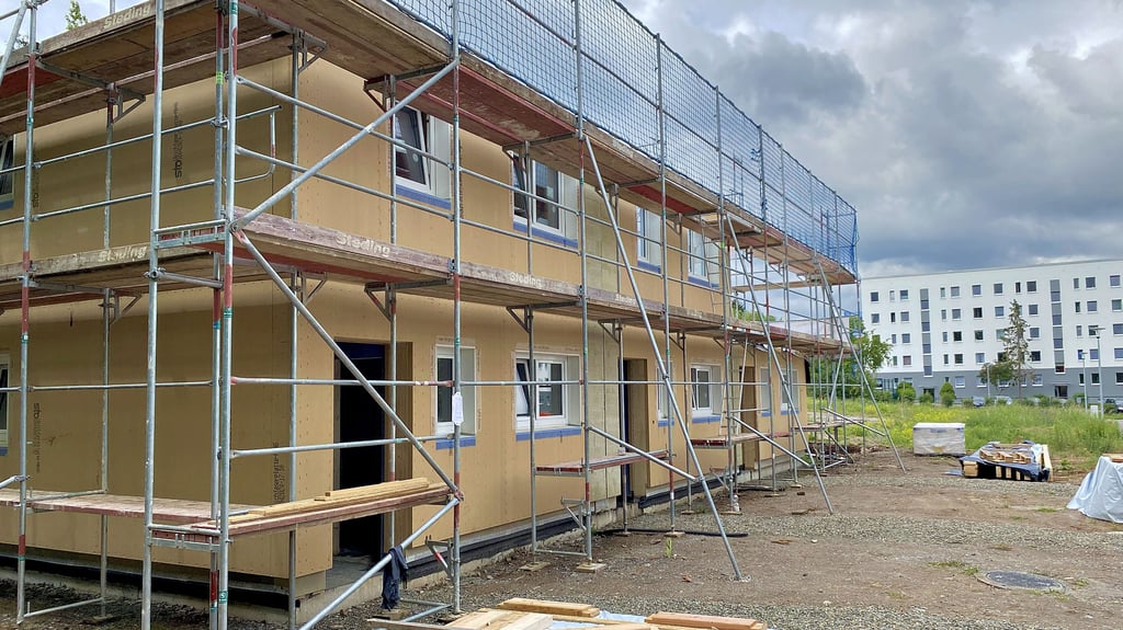 Das erste Haus in der neuen Eigenheimsiedlung Am Kastanienwäldchen in Wernigerode wird derzeit errichtet - rund 1,5 Jahre später als geplant.
