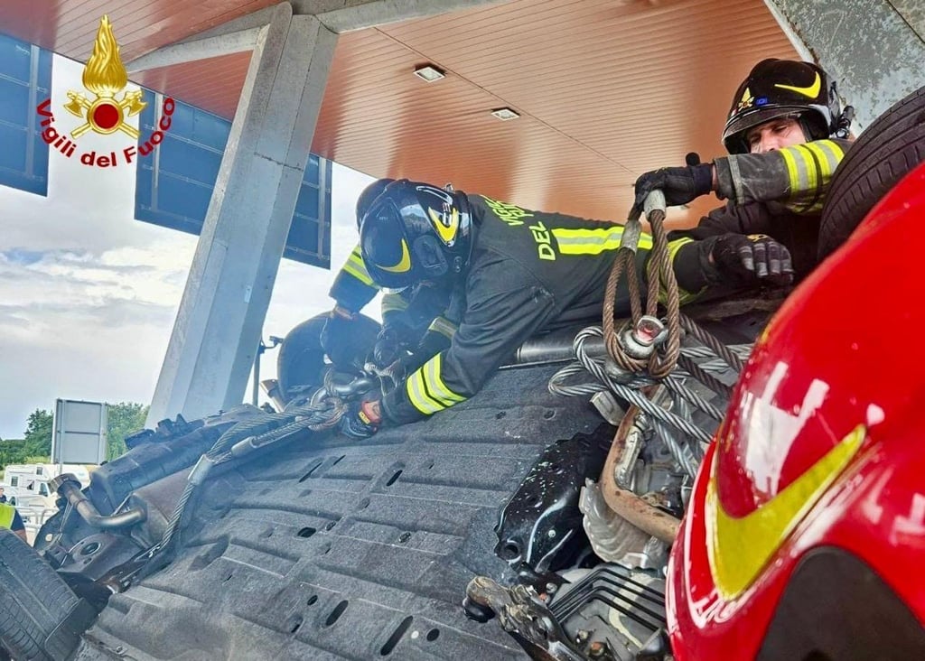 Ein Auto überschlug sich und prallte gegen das Mauthäuschen, das aus der Verankerung gerissen wurde.