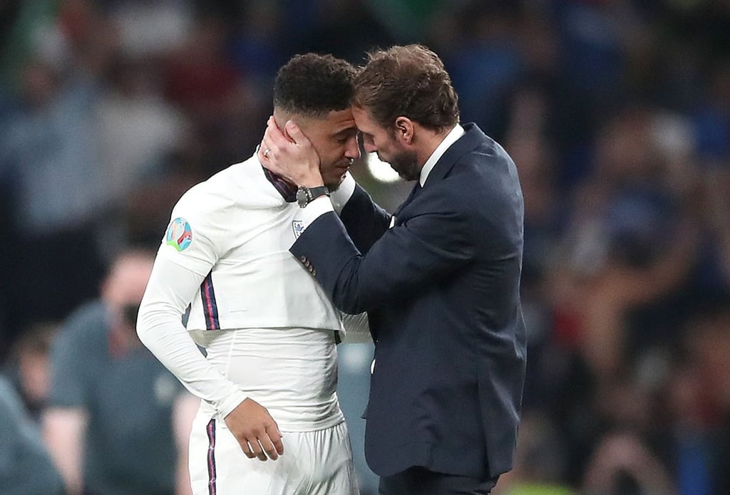 England-Coach Gareth Southgate spendet Trost für Jadon Sancho nach dessen verschossenen Elfmeter.