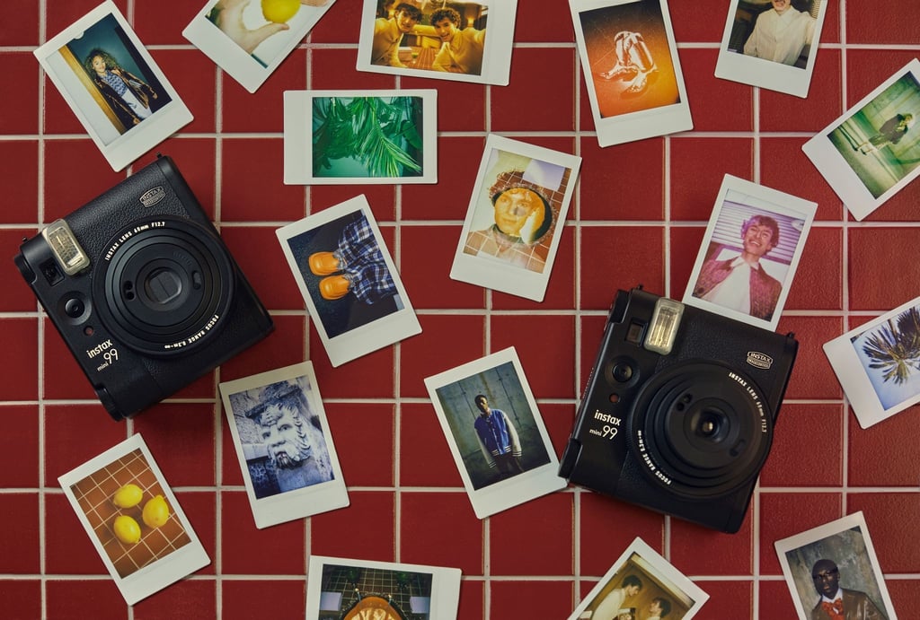 Das Gehäuse der Instax Mini 99 von Fujifilm kommt im Retro-Design und kann analoge Farbeffekte in die Aufnahmen bringen.