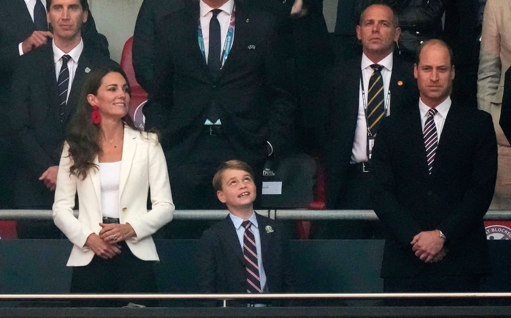Daumen drücken für die Three Lions: Prinz George zwischen Prinz William (r) und Mama Kate.