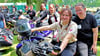 Kerstin, Mona und noch einige andere Frauen der Gruppe „She Rides“ sind beim Biker-Treffen in Velsdorf und verknallt in ihre PS-starken Motorräder. Die Zahl der  Motorradfahrerinnen  bei der jährlichen Ausfahrt  wächst. Per Internet sind sie mit etwa 9.500 anderen Bikerinnen im Kontakt.